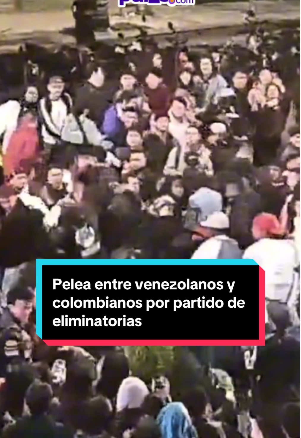 Pelea entre colombianos y venezolanos por goleada de Colombia en Eliminatorias. Se lanzaron de todo. #colombia #venezuela 