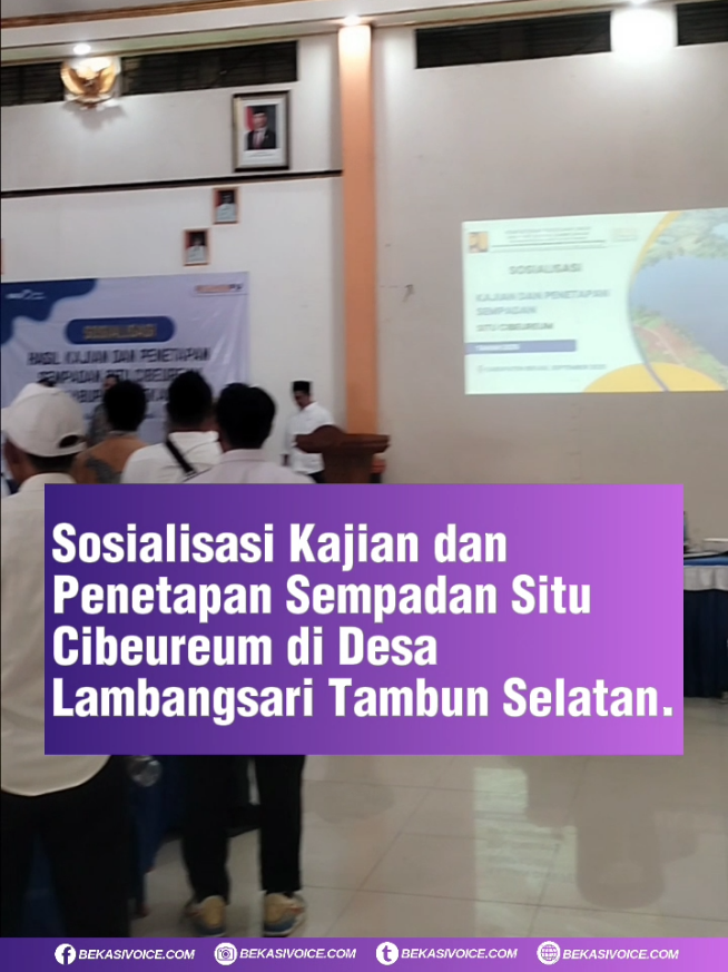 𝘽𝙀𝙆𝘼𝙎𝙄𝙑𝙊𝙄𝘾𝙀.𝘾𝙊𝙈 | (10/09/2025) Sosialisasi Kajian dan Penetapan Sempedan Situ Cibeureum di Desa Lambangsari Tambun Selatan Kabupaten Bekasi. Kegiatan ini bertujuan memberikan pemahaman kepada masyarakat sekitar terkait pentingnya menjaga kawasan situ sebagai area resapan air dan ruang terbuka hijau. Selain itu, penetapan sempadan diharapkan dapat mencegah alih fungsi lahan yang dapat mengganggu ekosistem dan menimbulkan risiko banjir. Dalam kegiatan sosialisasi tersebut, Pemerintah Kabupaten, Kecamatan, desa, Satpol PP, tokoh masyarakat, serta perwakilan warga sekitar Situ Cibeureum turut hadir. Mereka mendapatkan penjelasan mengenai aturan batas sempadan dan manfaat yang diperoleh apabila kawasan situ tetap terjaga kelestariannya. Pemerintah menegaskan bahwa penataan sempadan situ merupakan bagian dari upaya konservasi lingkungan sekaligus menjaga keseimbangan ekosistem di Kabupaten Bekasi. @desa.lambangsari  ⬇️ ⬇️ ⬇️ Baca selengkapnya di bekasivoice.com Kirim Foto & Video Seputar Bekasi  ke- 08992433567 -------------------------------- BEKASIVOICE.COM -------------------------------- #gubernur #kdm #bekasivoice #viral #bekasi 