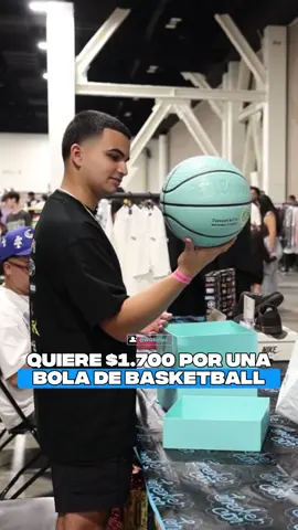 #wegotkicks quiere $1.7k por una bola de BASKETBALL #sneakercon #nike #jordan #reseller