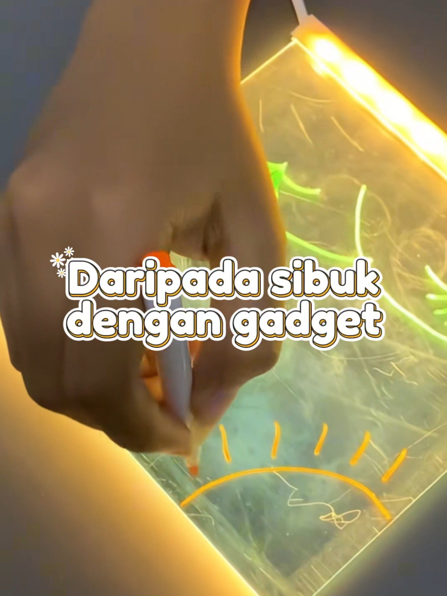 Jangan sampai si kecil terlalu sibuk dengan gadget. #mainananak #akrilik #papanbercahaya
