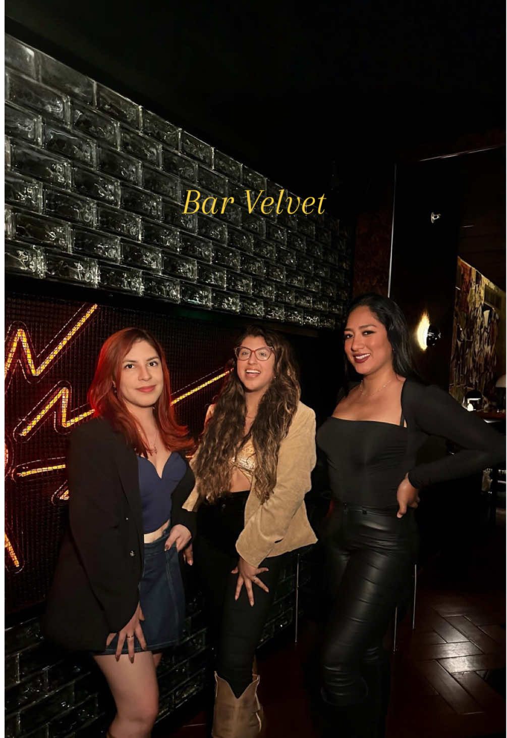 Entre el mundo de los bancos se esconde un bar que parece de película 🎬✨ ¿Ya lo descubriste? 📍@Bar Velvet (Av. Las Begonias 487, San Isidro, Lima) #AfterOffice #restobar #sanisidro #VintageGlam #planesenlima 
