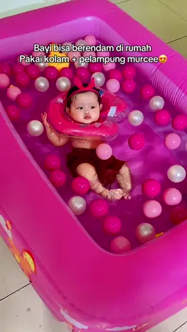 Bayi umur 5 bulan udah bisa berendam di kolam 😍