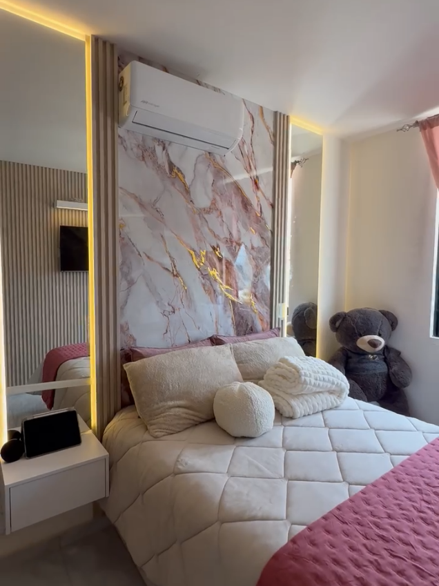 Quieres una recámara  de Princesas o de ensueño, Regala a tus hijas su Espacio soñado. recámara, pared lambrin decorativo , Pared pavc tipo mármol,  muebles flotantes , todo en tonos rosas , espejos y vanity flotante ¡¡¡¡ solo en CASA Carpintería  Pide tu cotización  y materializa tu espacio  WhatsApp  3342899174 #muebletv #carpinteria #fyp #zapopan #tlaquepaque #guadalajara #muebles #lambrin #recamarasmodernas #recamara #viral #diseñatuvida 