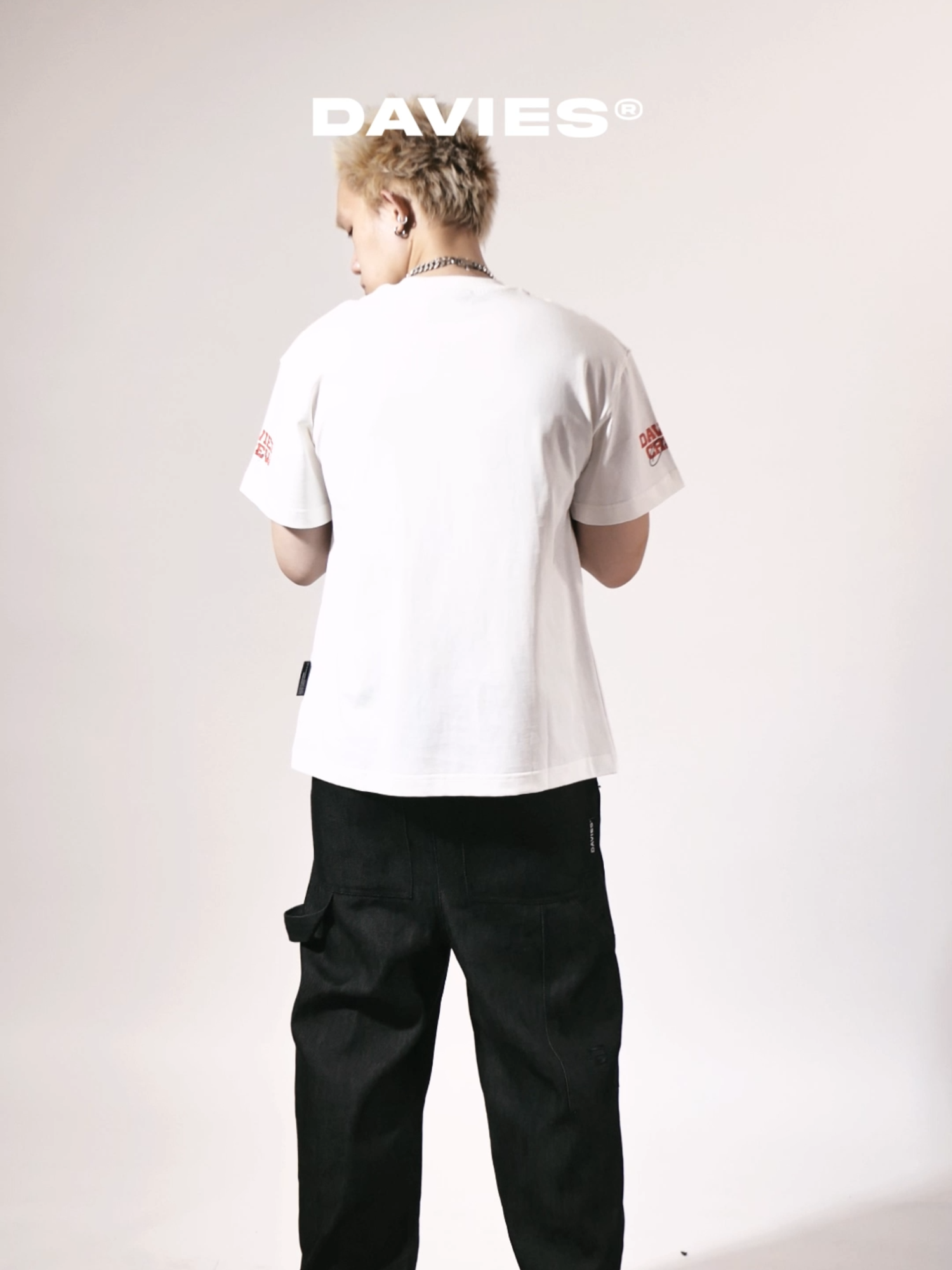 Phố có thể đông, nhưng chỉ cần mình trong Sign Tee là đủ nổi bật. #aothun #tee #tshirt #davies #streetwear