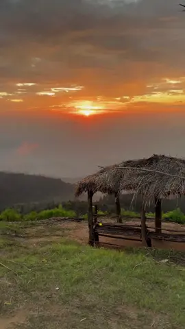 ලංකාවෙ තියෙන තවත් ලස්සන Campsite එකක් 🍂🥺 #sunset #campingsrilanka #hikingsrilanka #traveltiktok #onemillionaudition 