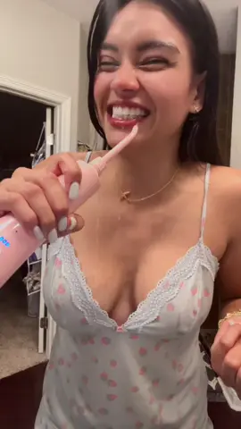 El COSLUS C20 Cordless Oral Irrigator es un irrigador dental inalámbrico diseñado para una limpieza profunda y efectiva en casa. 🦷💧 •💦 Limpieza profesional en casa: elimina restos de comida y placa donde el cepillo no llega. •⚙️ 4 modos + 5 niveles de intensidad: se adapta a encías sensibles, limpieza diaria o profunda. •🔋 Recargable e inalámbrico: práctico y fácil de usar en cualquier lugar. •🧳 Portátil y ligero: ideal para viajes o llevar al trabajo. •🦷 Mejora la salud bucal: ayuda a prevenir caries, gingivitis y mal aliento. •👨‍👩‍👧 Apto para toda la familia: cada persona puede elegir el nivel de presión que más le convenga. •🚿 Resistente al agua (IPX7): se puede usar incluso en la ducha. 👉 Es como tener una clínica dental en la mano, pero cómoda y práctica para el uso diario. #creatorsearchinsights #tiktokshop #dental #smiles #parati 