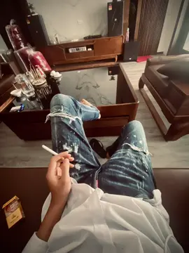 镜中花不能采一生，眼前人不能爱医生。 hoa trong gương cả đời không thể hái, người trước mắt cả đời không thể yêu.