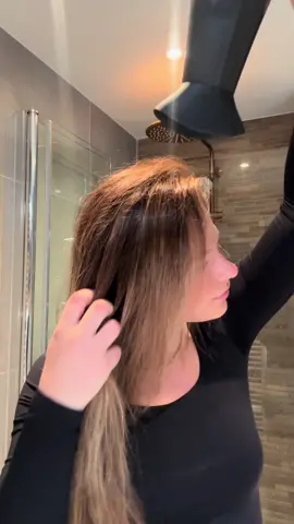 My hair is really smoooth 🥹🫶🏼 #lorealistarbnlbronzestarbox @lorealgroupe @lorealparis  @Maybelline NY @Garnier @Ceravepr  @La Roche-Posay #essie #lorealstarbenelux 