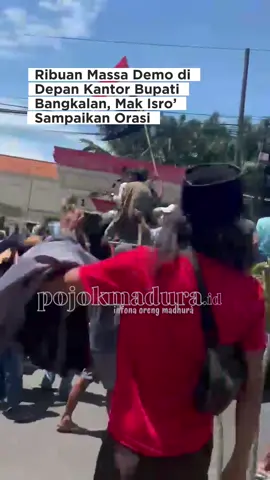 Ribuan massa aksi demo penuhi ruas jalan di depan kantor Bupati Kabupaten Bangkalan, Mak Isro’ sampaikan orasi. #bangkalan #demonstrasi #pemerintahbangkalan 