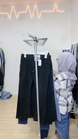 Sale celana jeans wanita premium! Bahannya stretchy dan ada ukuran 28 yang bisa melar ke 30, lho!