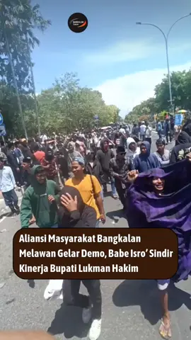 Bangkalan – Ribuan massa yang tergabung dalam Aliansi Masyarakat Bangkalan melawan menggelar demonstrasi di pusat kota Bangkalan, Selasa (10/9/2025). Aksi tersebut dipimpin tokoh masyarakat yang dikenal dengan sapaan Babe Isro’ atau Klebun Lembung Gunung Seppo. Dalam orasinya, Babe Isro’ menyampaikan kekecewaannya terhadap kepemimpinan Bupati Bangkalan, Lukman Hakim. Menurutnya, pemerintahan saat ini masih diwarnai intervensi dalam sejumlah program, khususnya terkait proses tender lelang yang dianggap kurang transparan. Tender lelang harus terbuka. Jangan sampai ada intervensi dari siapapun. Kalau tidak ada perubahan, tahun 2026 kami pasti akan kembali dengan massa yang lebih besar dari ini,” tegas Babe Isro’ di hadapan peserta aksi. Ia menekankan bahwa Bangkalan adalah milik bersama, bukan milik golongan tertentu. Sebagai rakyat, dirinya merasa berkewajiban untuk mengingatkan pemimpin daerah agar menjalankan pemerintahan sesuai amanah rakyat. “Bangkalan ini milik bersama, bukan milik golongan. Saya hanya ingin mengingatkan, waktu masih mencalonkan sudah saya pesan: sengak jek sampek matodus engkok (jangan sampai mengecewakan saya). Saya meminta semua tokoh maupun kepala desa untuk dirangkul semua. Pemimpin Bangkalan ini satu, jangan sampai ada bayang-bayang lain dalam kepemimpinan Bupati Bangkalan,” ungkapnya. Baca selengkapnya di www.jatiminfo.id