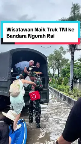 Evakuasi wisatawan mancanegara yang berada di sekitar Patung Dewa Ruci dan akan diantarkan ke Bandara Ngurah Rai Bali menggunakan truk dari TNI. 10 September 2025.