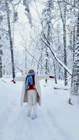 หน้าหนาวที่ฮาร์บิน ไม่ได้มีแค่ความหนาว แต่เต็มไปด้วยความโรแมนติกแท้จริง เริ่มต้นด้วยการนั่งรถไฟสายหิมะ มุ่งหน้าไปหมู่บ้านหิมะ เห็นบ้านไม้หลังคาปกคลุมด้วยหิมะหนาๆ สวยเหมือนอยู่ในการ์ตูน สนุกกับการเล่นสกี ท้าทายลมหนาวด้วยความเร็วสุดมันส์ หรือนั่งเลื่อนหิมะลากด้วยม้า ฟังเสียงกระดิ่งดังคลอไปกับวิวป่าไม้สีขาวโพลน และเมื่อเดินทางไปถึงหมู่บ้านอาร์กติกกับเมืองโมเฮอ ที่สุดเหนือของประเทศจีน คุณอาจมีโอกาสได้เห็นแสงเหนือสวยงามบนท้องฟ้า บอกเลยว่ามันคือประสบการณ์สุดโรแมนติกที่ต้องลองสักครั้ง ฮาร์บิน 7 วัน 6 คืน ราคาเพียง 26,000 บาท#china #chinatravel #chinatiktok #traveltiktok #trip #tiktok #chinatrip #ฮาร์บิน #tiktokchina🇨🇳 