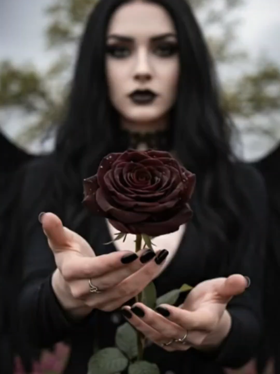 Mírame.... #poesiavisual #frasescortas #citasliterarias #PoesíaGótica #imagenesgoticas 