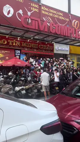 Phải chăm chỉ để có Trăm Chỉ thôi các bác ơi Video quay tại Bảo Tín Minh Châu 139 Cầu Giấy. Lượng người xếp hàng em ướm chắc phải x2 x3 sáng hôm qua các bác ạ #baotinminhchau #139caugiay #giavanghomnay9999 