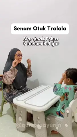 ANAK BUNDA CEPAT BOSAN JUGA⁉️ Anak-anak memiliki waktu konsentrasi yang lebih pendek daripada orang dewasa. Oleh karena itu, mereka bisa kesulitan untuk mengutamakan perhatiannya pada satu aktivitas tertentu dalam waktu lama, seperti belajar. Tentu, mereka pasti tidak betah kalau belajar dalam waktu lama. Tips dari Buwaa, kamu bisa menyelingi proses pembelajaran dengan ice breaking ataupun bermain. Namun, pastikan sudah menyiapkan mainan edukatif sebagai alternatif juga. Jadi jika anak bosan, stop paksa anak untuk duduk tenang ya.  Gerakan ini terinspirasi dari nenek emma,beliau adalah guru PAUD dan TK di jawa timur.  Share dan save video ini biar manfaat☺️ #funlearning #parenting #parentingtips #senamotak