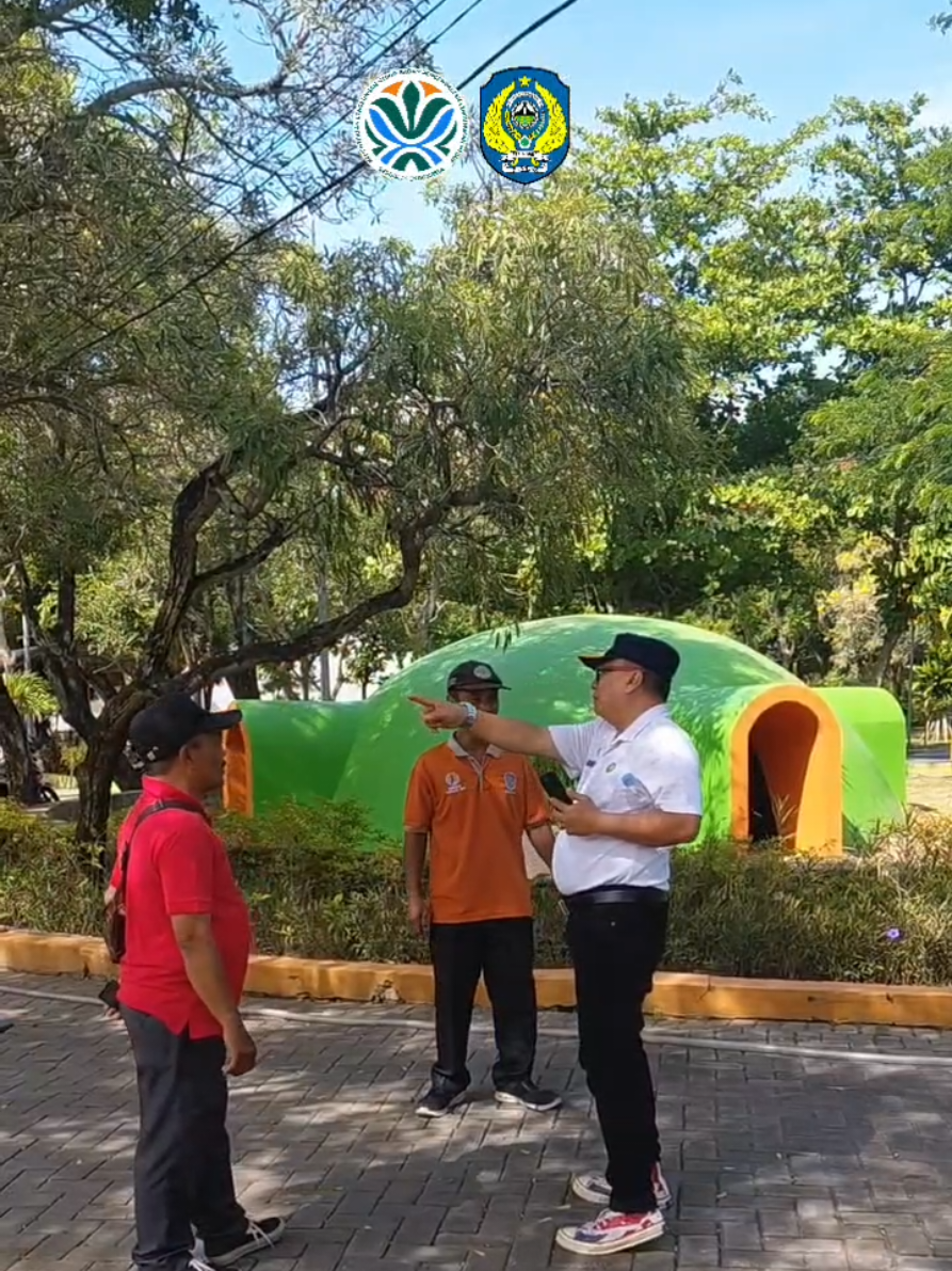 Kadis LH melakukan survei ke Taman Pintar Nganjuk buat periksa lokasi Ruang Terbuka Hijau (RTH) dan pastikan taman tetap hijau dan terawat. Selain itu, Kadis LH juga kasih masukan dan arahan ke petugas taman biar taman terjaga dengan baik. Tujuan Survei Kadis LH - *Pantau Kondisi RTH*: Pastikan RTH di Taman Pintar Nganjuk terawat dan hijau. - *Arahan untuk Petugas*: Kasih masukan buat petugas taman biar kerja lebih efektif. - *Taman Terjaga*: Pastikan Taman Pintar Nganjuk tetap asri dan nyaman buat warga. Dengan survei dan arahan ini, Kadis LH ingin Taman Pintar Nganjuk jadi contoh RTH yang baik di Nganjuk. Pengelolaan RTH yang baik bisa ningkatin kualitas lingkungan dan hidup warga Nganjuk. Apa kamu ingin tahu lebih tentang pengelolaan RTH di Nganjuk atau tentang kegiatan DLH lainnya? #surveilokasi #nganjuk  #rthnganjuk  #tamanpintar  #dinaslingkunganhidup 