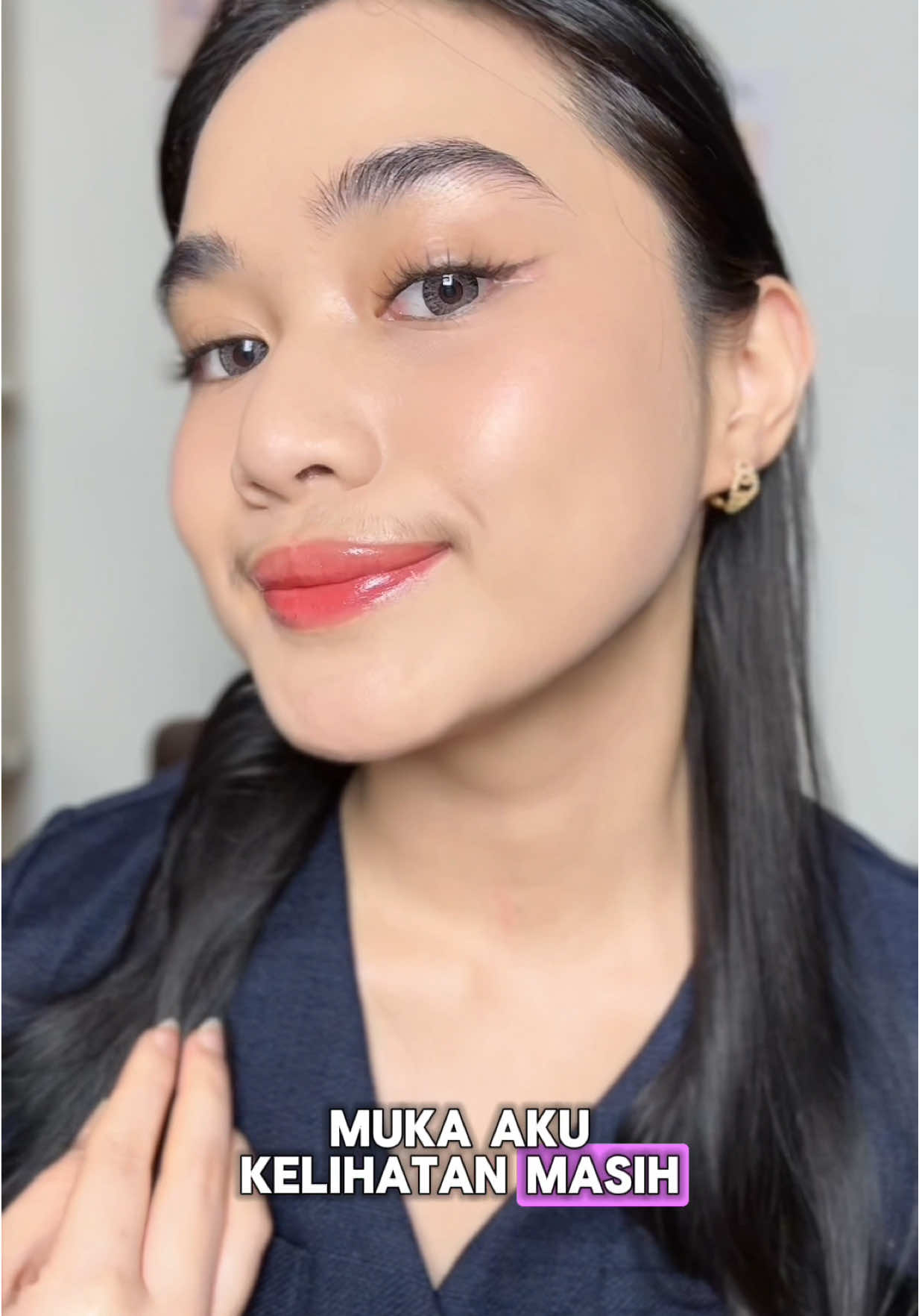 Kadang keluar rumah cuma sebentar aja tetep pengen keliatan fresh, siapa tau kan tiba-tiba ketemu jodoh di Indomaret 😋 Untungnya ada Pixy Fixed Matte Powder Foundation, powder foundation penyelamat segalanya! ✨ ringan banget dipakai dan bikin muka tetep matte seharian~