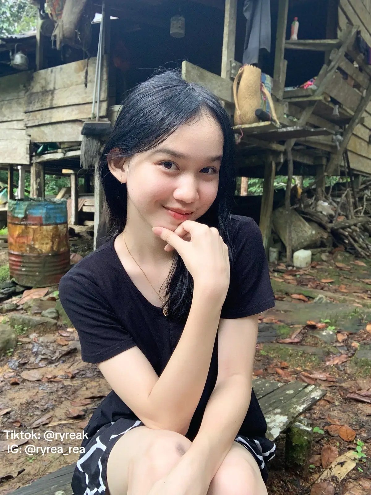 Sempat2 foto pas bakar ayam, untung ayamnya ga gosong😅 #fyp #kalimantan #cewedayak #dayakkenyah 