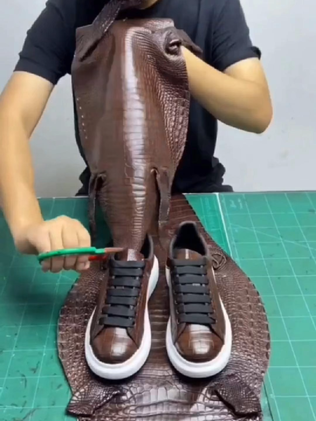 Giày thể thao da cá sấu màu nâu, trẻ trung - sang trọng - mạnh mẽ #dodathucong #handmadeleatherbag #khautay #leathercraft #diyprojectvn #handmade #thucong #diyproject #giaynam