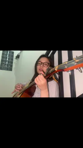 1 tahun lalu nyanyiin lagu ini sambil bengong di balkon apartemen sendirian. dulu rasanya dunia hampa banget, kosong kaya bola ubi. berkali kali nyari alasan buat tetep semangat, alasan buat tetep jalan karena dulu rasanya kaya pincang diatas jalan batu bara. sekarang si bunga bunga itu udah bisa ngerasa bebas buat ketawa, buat bercanda, buat nyanyi. dulu kalau lagi nongkrong aja si bunga itu satu satunya yang ga berani buat nyanyi diantara semua temennya. dia lebih milih buat diem dan meng-iyakan gemuruh geledek petir diluar sana. terimakasih ya bunga, masih tetep hidup. 