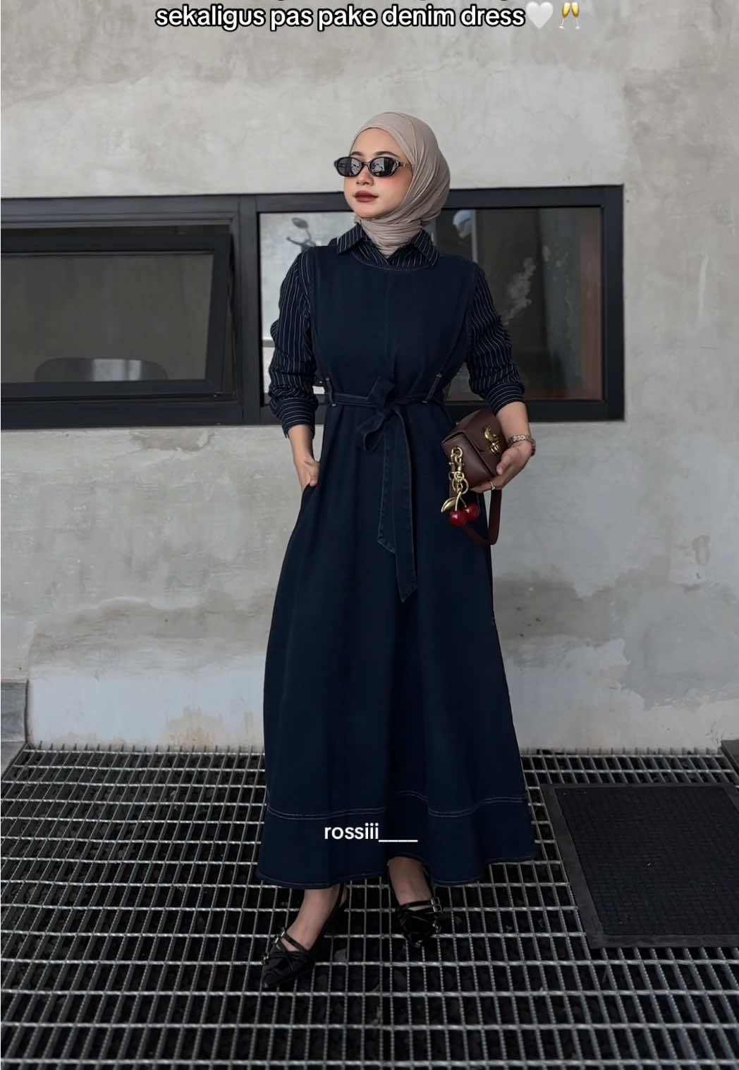 denim dress gapernah gagal🤍✨#outfitideas #ootdhijab #outfitinspiration 