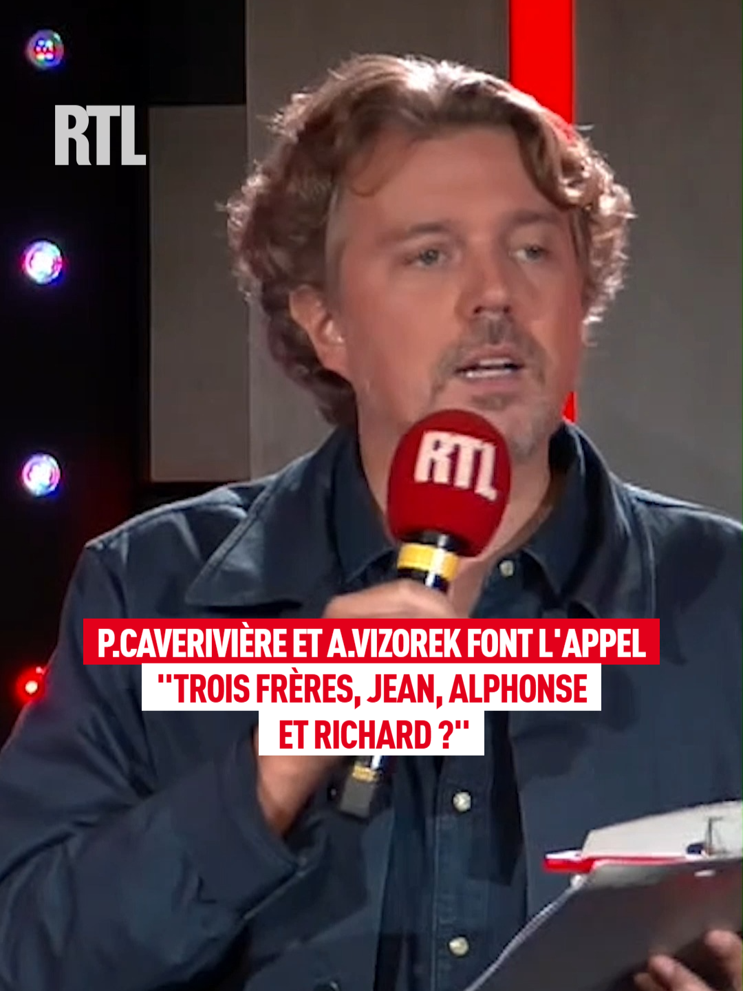 🔍🕵️‍♂️🚓📻🤣 La semaine dernière avait lieu la conférence de rentrée de RTL. Pour l’occasion, nos humoristes et chroniqueurs Philippe Caveriviere et Alex Vizorek avaient préparé une petite entrée en matière pour présenter notre nouvelle grille des programmes. Dans cet extrait, nos deux trublions appellent les frères Jean, Alphonse et Richard… Il s’agit bien d’une seule et même personne, Jean-Alphonse Richard, notre présentateur de L’Heure du Crime. « Pour ceux qui ne connaitraient pas, c’est une sorte de Christophe Hondelatte qui aurait eu la bonne idée de ne pas sortir un disque de chansons » 😂😂😂 ⏰ L’Heure du Crime, c’est du lundi au vendredi de 14h à 15h sur RTL !  Retrouvez notre grille des programmes complète ici en « Story à la une RDV » #LHeureduCrime #Humour #rentrée #PhilippeCaverivière #AlexVizorek #JeanAlphonseRichard #RTL #frere #sinformersurtiktok #foryouu