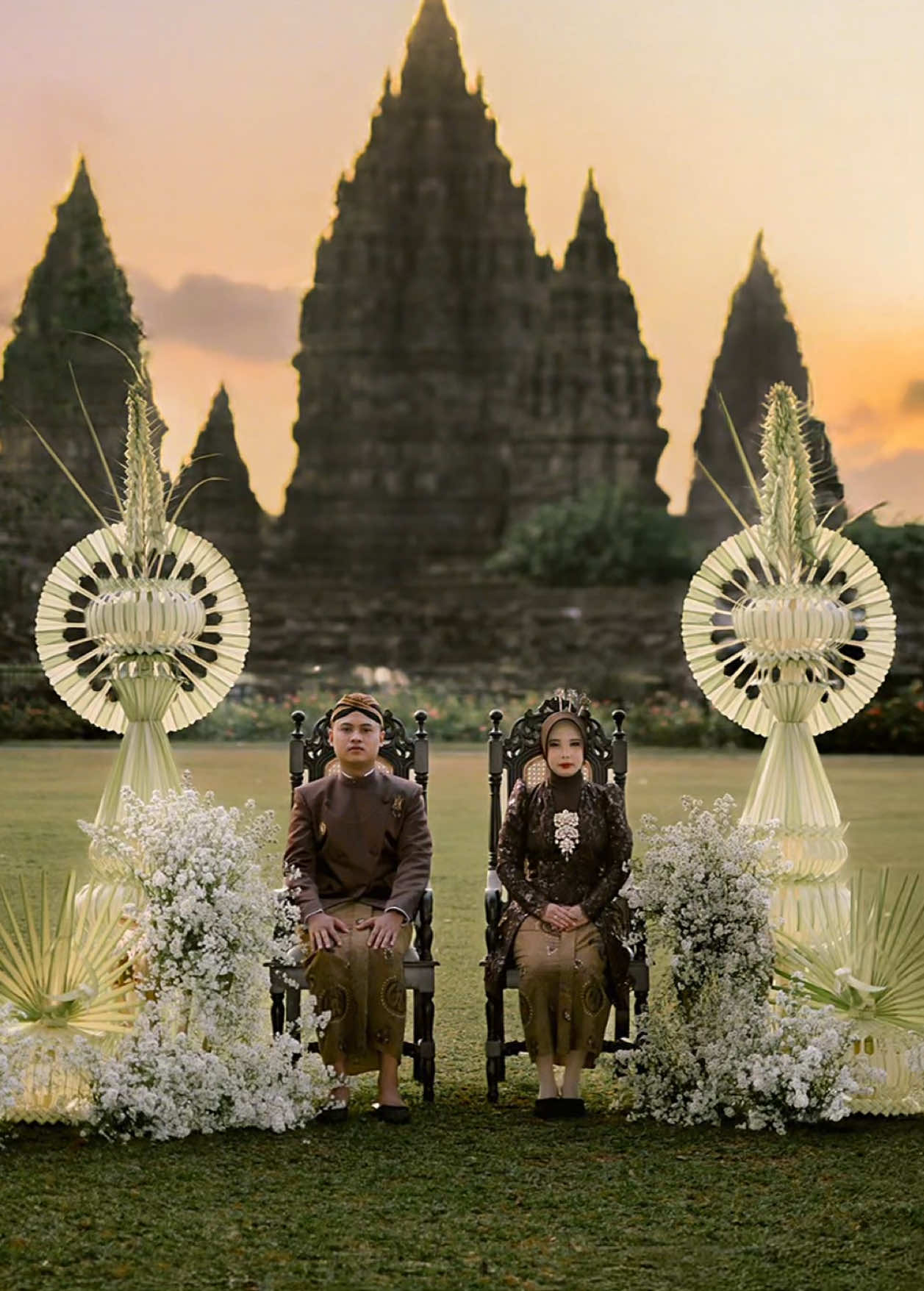 Jawa mode on #gelemotret #preweddingsemarang #preweddingjawa #preweddingprambanan 