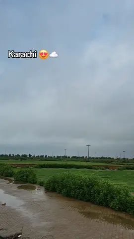 Bahria Icon Tower in the clouds😍☁️ #karachi #Pakistan #Faisalpiryaloi #Clouds 