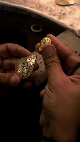 Dans nos ateliers de Casablanca, nos artisans perpétuent le savoir-faire marocain en donnant vie à des créations uniques. Fabrication de boucles d’oreilles beldi traditionnel en or jaune 18 carats.  #mounieretbouvard #bijouteriemarocaine #moroccanjewelry #bouclesbeldi #artisanatmarocain  في ورشاتنا في الدار البيضاء، يواصل حرفيونا الحفاظ على الحرفية المغربية من خلال إبداع تصاميم فريدة من نوعه. صناعة أقراط بيلدي تقليدية من الذهب الأصفر عيار 18 قيراطًا.