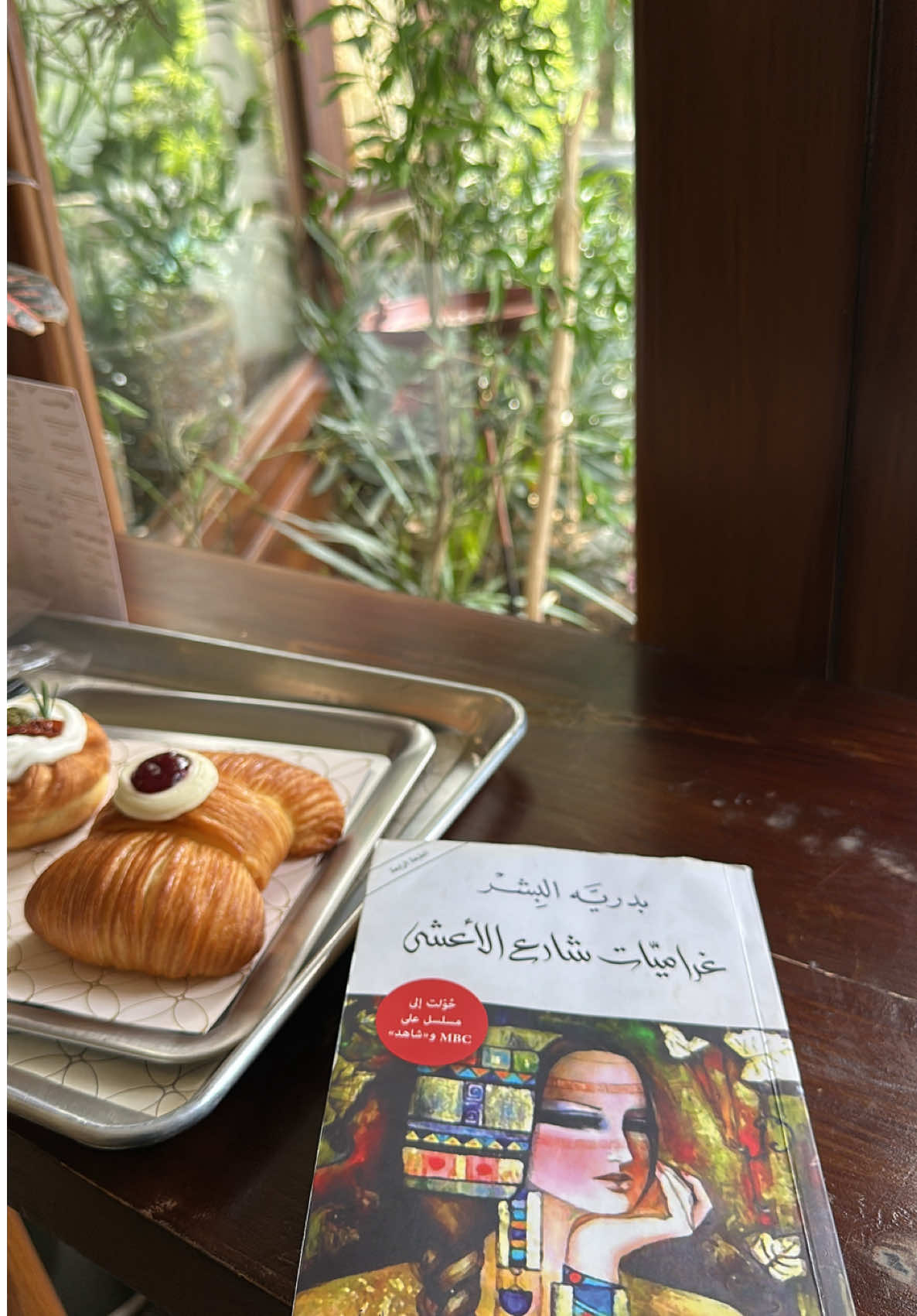 @حيّز | Hyz حلاة الصباح بصوت فيروز✨ والمكان رااايق وكل شي فيه يجنن والاكواب فكرتها تهبلل 😍 من عند المبدعه روان @POTTERY BEE 🐝 ..#abha #حيز #فخار #فيروزيات #مخبوزات 