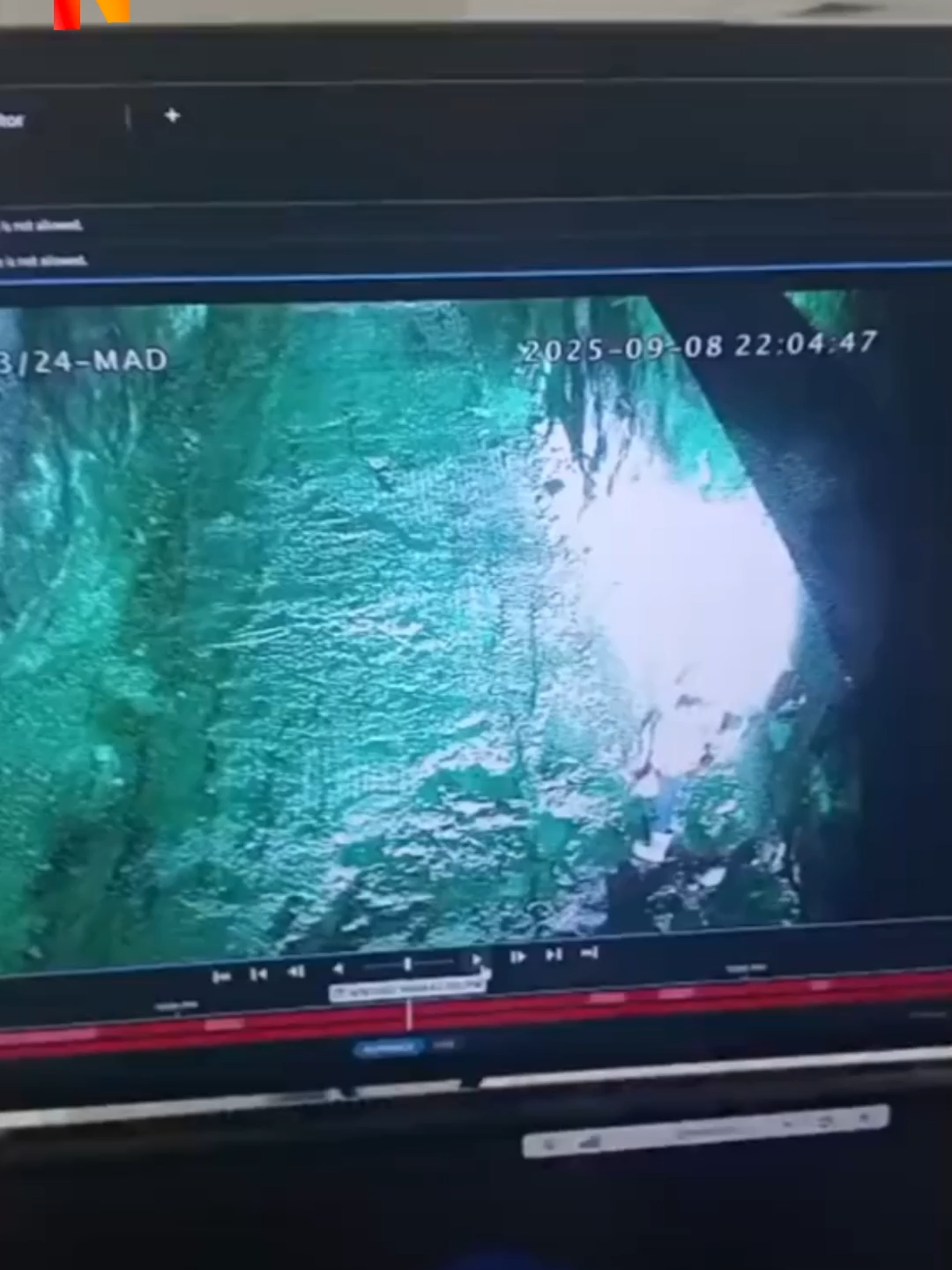 Detik-detik Longsor terjadi di tambang bawah tanah Grasberg Block Cave milik PT Freeport Indonesia pada Senin malam (8/10/25), membuat tujuh pekerja kontraktor masih terjebak di area tambang. Material dalam jumlah besar menutup jalur produksi hingga menyulitkan akses evakuasi. Saat ini lokasi para pekerja sudah diketahui dan perusahaan memastikan kondisi mereka dalam keadaan aman. Proses penyelamatan sedang dilakukan, sementara operasi tambang dihentikan guna memprioritaskan penyelamatan. #viral #viralvideo #viraltiktok #virall #foryou #foryoupage #fypシ゚ #fyp #fypage #fypviralシ
