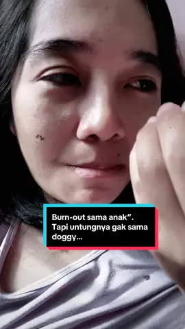 #stitch with @Pubity Lagi burnout sama anak”. Tapi TT malah fyp gue VT” bayi” lucu menggemaskan. Kalo dulu gue pasti akan tontonin. Tapi sekarang beneran males banget nontonnya. Meskipun di lubuk hati terdalam, gue masih mau nonton. Gils ini motherhood. Bikin gue jadi PTSD sama anak”. Sumpah dulu gue cinta banget! Muke gile lu, gue S2 ya! Kalo gue mau juga gue bisa kerja berkarir di bidang gue. Tapi gue passion-nya ya emang di childcare dulu itu. Makanya gue dedikasiin diri kerja cuma jadi nanny. Akhirnya bisa jadi professional nanny. Dan emang akhirnya gue mau jadi full-time mom dulu sampe anak gue 5 tahun lah. Lalu gue bikin usaha” sendiri. Salah satunya ya masih di childcare. Aduh banyak deh mimpi dan rencananya. Tapi saat ini masih terganjal. Ini tapi kalo liat VT doggy, aku ternyata masih suka dan enjoy. Ya jadi apa yang terjadi dengan burn out gue terhadap anak” ya ada alasannya. Makanya gue sekarang paham banget POV ibu” yang nyakitin diri dan anaknya. Gue tetep gak menerima itu memang. Tapi gue sangat paham dengan apa yang terjadi. Buat gue itu bukan salah si ibu sepenuhnya juga. Panjang ah penjelasannya. Tapi emang society sadis sama ibu”. Semua beban dikasihnya ke ibu aja. Oy capek oy! Ibu juga manusia biasa! Anak itu bukan cuma tanggungjawab satu atau dua orang aja.  Nonton deh intinya video ini guys. Sekalian belajar bahasa Inggris ya! Itu kunci utama pergaulan dan kehidupan saat ini. Minimal lu bisa bahasa Inggris. Kalo belom bisa, belajar ya! Semangat! #childfree #beranda #berandatiktok #berandafypシ #viralindo #viralindonesia 