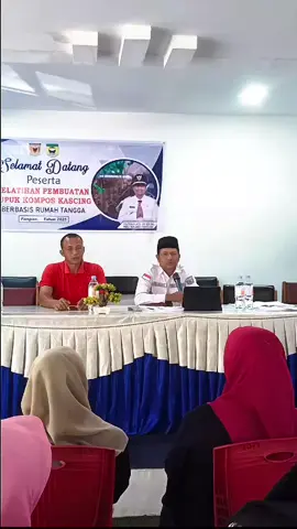 ** Koordinasi & Evaluasi Program Beras Genggam ** Rabu, 10 September 2025 Wali Nagari Pangian Hijrah Adi Sukrial memimpin rapat koordinasi dan evaluasi program Beras Genggam yang bertempat di aula kantor Wali Nagari Pangian. Kegiatan ini diikuti oleh Ketua dan Anggota BPRN, para Relawan Beras Genggam, serta Kepala Jorong se-Nagari Pangian. Melalui pertemuan ini, dilakukan penyamaan langkah, penguatan komitmen, serta evaluasi terhadap pelaksanaan program agar manfaatnya semakin dirasakan oleh masyarakat yang membutuhkan. Semoga sinergi dan kebersamaan ini dapat terus menjaga semangat gotong royong dalam membangun kesejahteraan nagari.   #NagariPangian #BerasGenggam #GotongRoyong #TanahDatar #SalingBerkolaborasi 