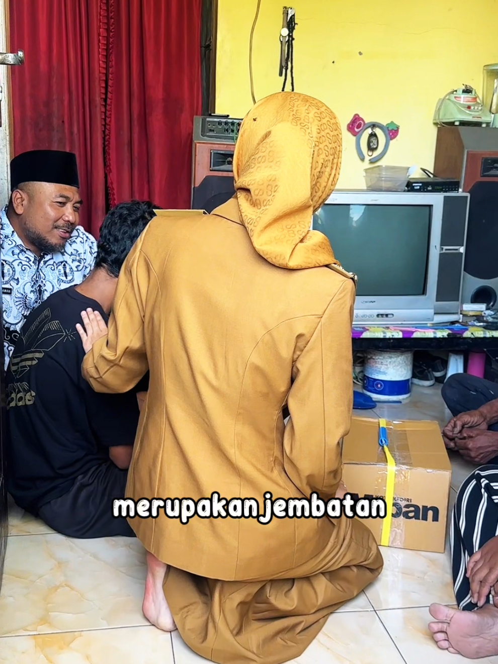 Mbak Wali hadir langsung ke rumah salah satu anak di Kelurahan Ngampel untuk memberikan motivasi agar kembali bersekolah dan berani meraih cita-cita. Mbak Wali menegaskan, setiap anak berhak mendapatkan pendidikan, karena dari sanalah mimpi-mimpi bisa diwujudkan. Nah, Pemerintah Kota Kediri pun terus berupaya menekan angka putus sekolah hingga 0 kasus. Lewat PKBM, sekolah formal, hingga dukungan konseling, semua jalan dibuka agar anak-anak Kediri punya kesempatan yang sama untuk sukses. Mari kita bersama dukung adik-adik kita agar tidak menyerah pada keadaan. Semoga langkah kecil ini bisa membuka jalan besar untuk masa depan mereka.