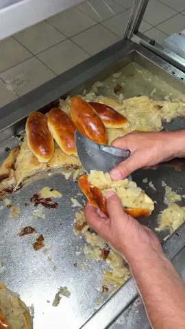 Ekmek Arası Börek . Bursa gezimde Türkiye'nin hiç bir bölgesinde yapılmayan ve sadece Bursa'da Üsküp pastanesinde yapılan ekmek arası böreği tadımladım bu muhteşem lezzeti ben ilk defa denememe rağmen lezzetine bayıldım  . #bursa #poğaça #lezzet #yemektari̇fleri̇ #yemektürkiyecom 