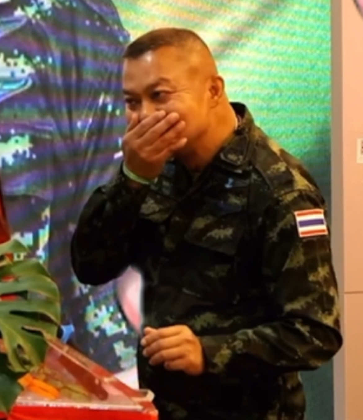 ท่านเขินได้น่ารักมากก พยายามเก็บอาการแล้วแต่เก็บไม่อยู่🤣#พลโทบุญสินพาดกลาง #บิ๊กกุ้ง #แม่ทัพภาคที่2 #บุญสินพาดกลาง 