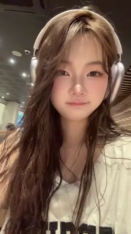 Flexing my new AirPods Max 💖