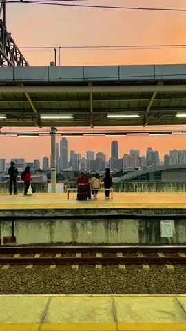 Kala senja menghilang Stasiun Manggarai. Videonya boleh kalian ambil, di izinin tanpa syarat buat bahan content creator pemula/Nostalgia. ga usah folow. #foryou #fyp #jakarta #stasiunmanggarai #mediawb 