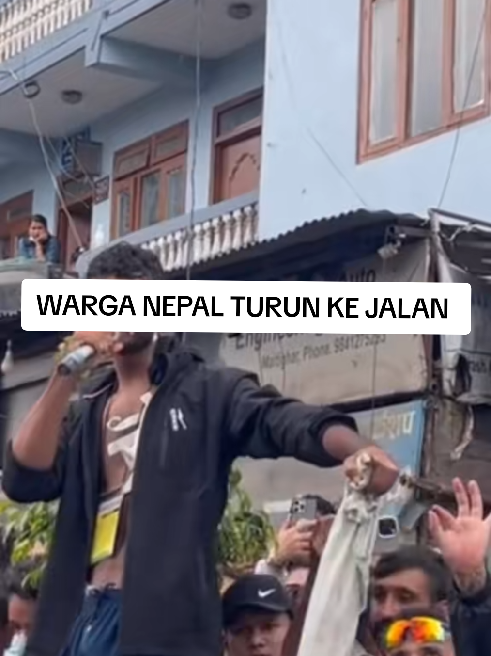 Protes besar sedang berlaku di Nepal 🇳🇵 Rakyat turun ke jalan menuntut keadilan dan perubahan. Situasi ini mengingatkan kita kepada beberapa negara lain termasuk Indonesia yang pernah alami demonstrasi besar sebelum ini... . SUMBER VIDEO #wahFakta ..  #NepalProtest #BeritaTerkini #NepalNow #BreakingNews 