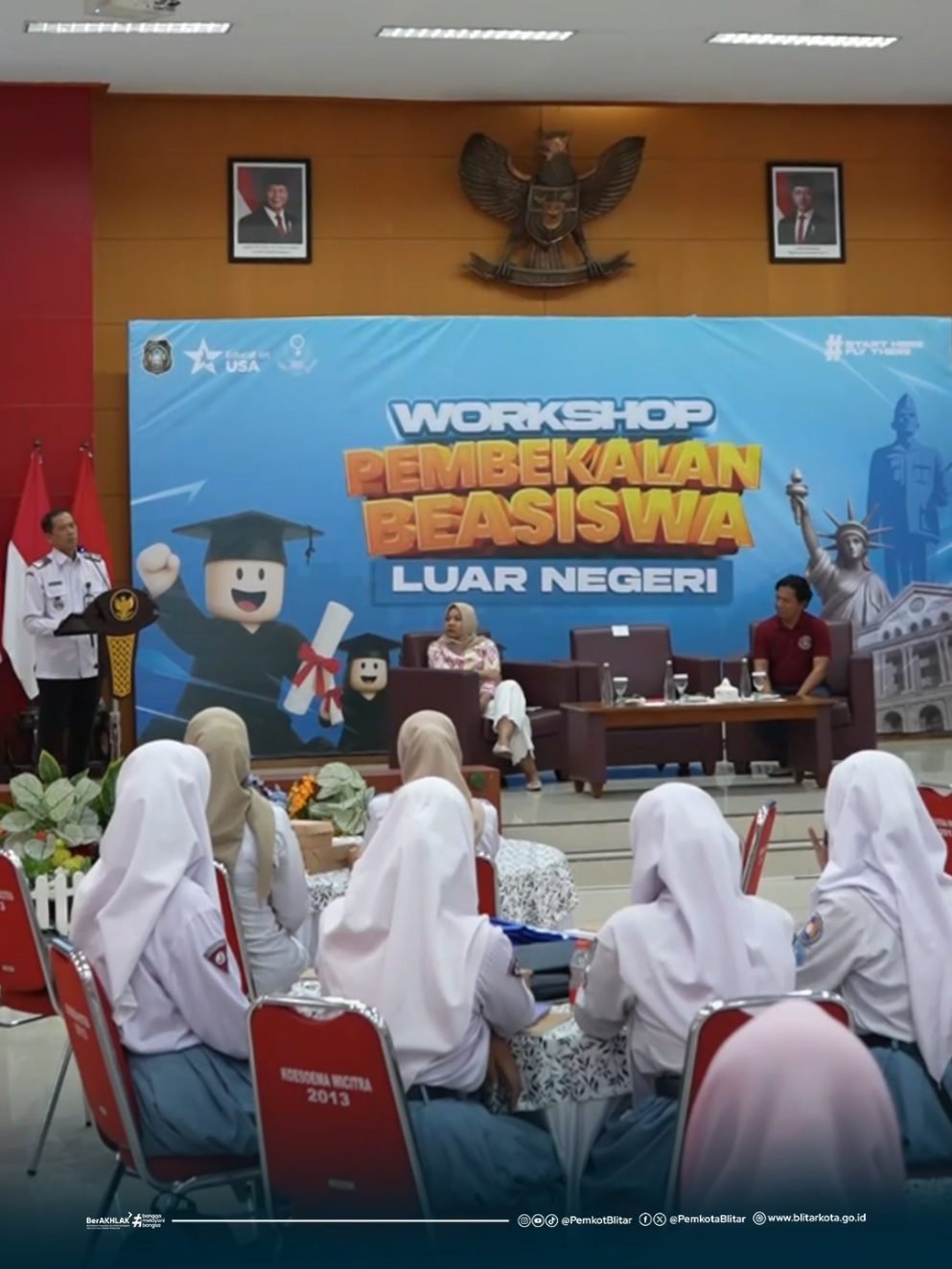 Pemkot Blitar Gelar Workshop Beasiswa ke Luar Negeri, Dorong Generasi Muda Siap Bersaing Global #DulurKotaBlitar, Dalam rangka mendorong generasi muda Kota Blitar siap bersaing secara global, Pemerintah Kota Blitar menggelar Workshop Beasiswa ke Luar Negeri di Balaikota Kusumo Wicitro, Rabu (10/09). Kegiatan ini merupakan tindak lanjut dari kunjungan Public Affairs Officer U.S. Consulate General, Mrs. Guineveive Judson, bersama tim konsulat yang sebelumnya membahas peluang berbagai progam pendidikan internasional bersama Pemkot Blitar. Pertemuan dengan Konsulat Jenderal Amerika Serikat telah membuka banyak peluang program pendidikan, mulai dari beasiswa perguruan tinggi, magang penelitian, hingga riset ilmiah di luar negri yang mana dalam kesempatan ini turut disosialisaikan kepada ratusan pelajar SMA yang hadir dalam agenda workshop tersebut. Workshop ini turut menghadirkan para alumni penerima beasiswa luar negeri dan perwakilan lembaga Education USA untuk berbagi pengalaman langsung kepada peserta. Mereka memberikan tips mulai dari menyiapkan persyaratan studi exchange, persiapan sertifikasi tes bahasa Inggris seperti TOEFL, hingga strategi meraih peluang beasiswa internasional. E-mail : pemkot@blitarkota.go.id Telp/Faks : (0342) 801171 Twitter : @pemkotablitar Facebook : @PemkotaBlitar Instagram : @PemkotBlitar Tiktok : @PemkotBlitar Youtube :@PemkotBlitar Website : www.blitarkota.go.id #BlitarSantunAmanahExcellent #BlitarSemakinSAE #KotaBlitarSAE #MasIBBINSAE
