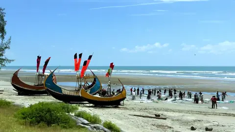 পাহাড় আর সাগর—একটা শান্ত উচ্চতা, আরেকটা অশেষ গভীরতা। দু’টো মিলে প্রকৃতির দুই রকম বিস্ময়। 🌊⛰️