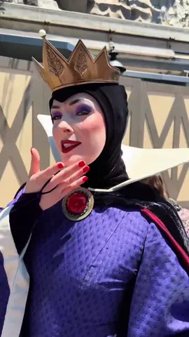 Disney’s Evil Queen#Disneyland #disney #fyp #savage #evilqueen  