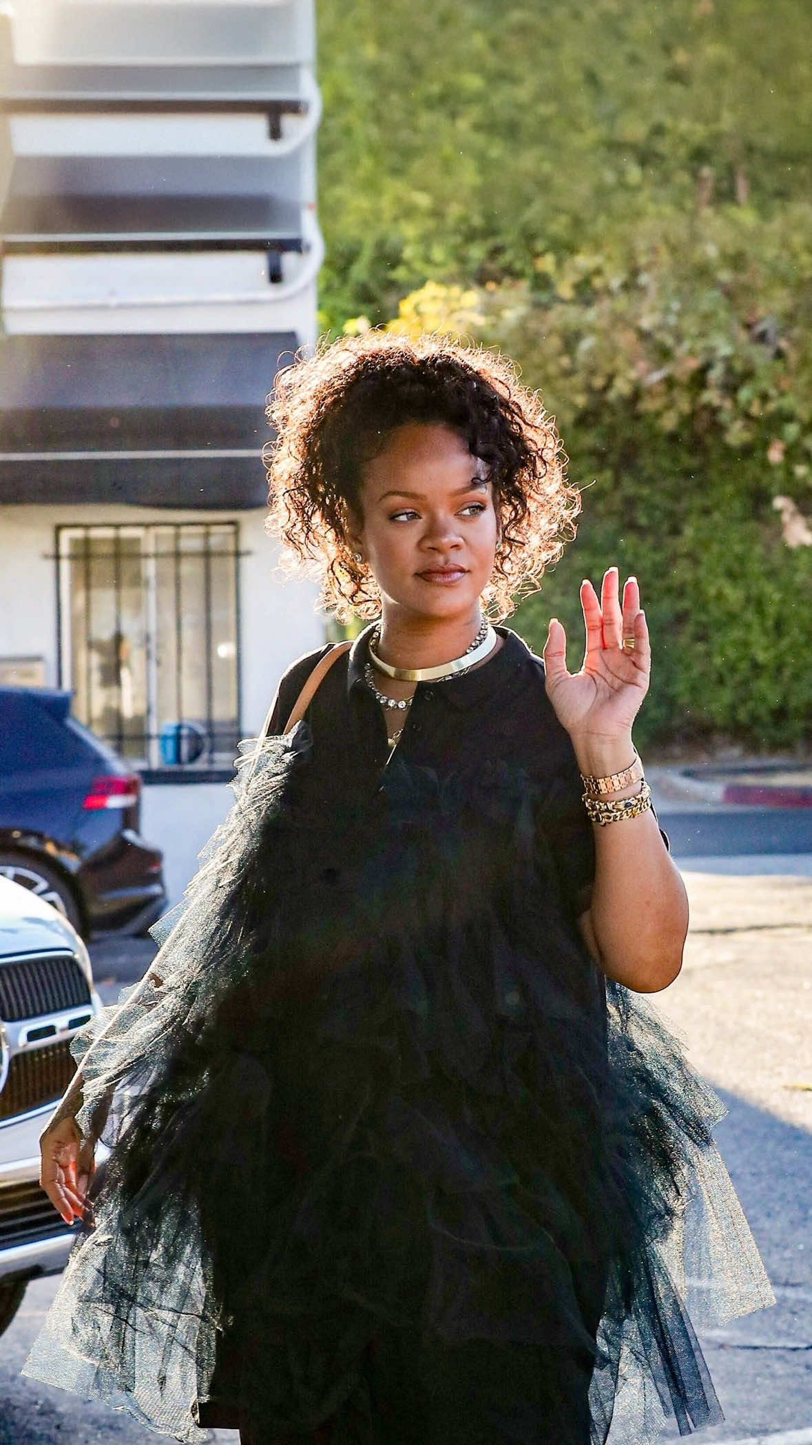 Da sempre regina di stile, Rihanna continua a confermare il suo status di icona anche attraverso le scelte di look più casual. Durante una recente uscita a Los Angeles, la star di Umbrella ha sfoggiato un’oversize t-shirt con dettagli in tulle a balze abbinata a track pants sportivi, completando l’ensemble con un paio di sneakers d’impatto. Negli scorsi giorni, Rihanna ha voluto celebrare anche un importante traguardo professionale. Con un post pubblicato sul suo profilo Instagram, l’artista ha ripercorso i suoi 20 anni di carriera, segnati da successi, sacrifici, duro lavoro e conquiste indimenticabili. «Tanti di voi hanno fatto parte della mia vita e della mia carriera fin dall’inizio, e alcuni di voi si sono uniti all’avventura lungo il percorso» ha scritto. «Sarò sempre grata a tutti voi. Ognuno di voi ha avuto un ruolo cruciale nel luogo in cui questo viaggio mi ha portato finora!». [📷 Getty Images; BACKGRID/IPA 📹 BACKGRID] #whoopsee #rihanna  