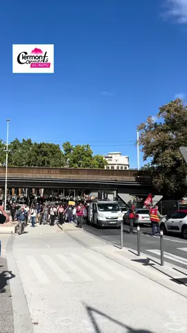 🔴 Clermont-Ferrand – Après s’être rassemblés devant le siège de Michelin, les manifestants défilent désormais en direction de la place de Jaude. Une mobilisation portée par les syndicats et relayée par une large partie de la population locale, dans un climat social tendu. Les slogans résonnent, les revendications s’affichent. 🎯 Objectif : faire pression, faire entendre une voix collective, et défendre l’avenir social face aux réformes en cours. #Manifestation #ClermontFerrand #PlaceDeJaude #GrèveNationale #CGT   
