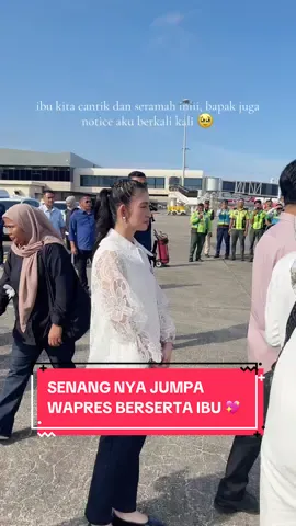 ibu selvi ternyata ramah dan penuh senyum tauu🥹💖 ibu notice aku berkali2 hihi seneng banget ibu 🥳  Ada moment aku bilang ke beliau “ bukk ibuk cantik banget looo “ ibu selvi jawab gini “ kamu juga cantik lohhh “ TAPI GA KE REKAM AAA SEDIH NYEEE tp itu golden moment bgt di puji ibuu 🥹💖 pak wapres jugaaa notice akuuu tauuu SENENG BANGETTT 💖  #selviananda #gibranrakabuming #gibranrakabumingraka #wapresgibran #wapresindonesia 