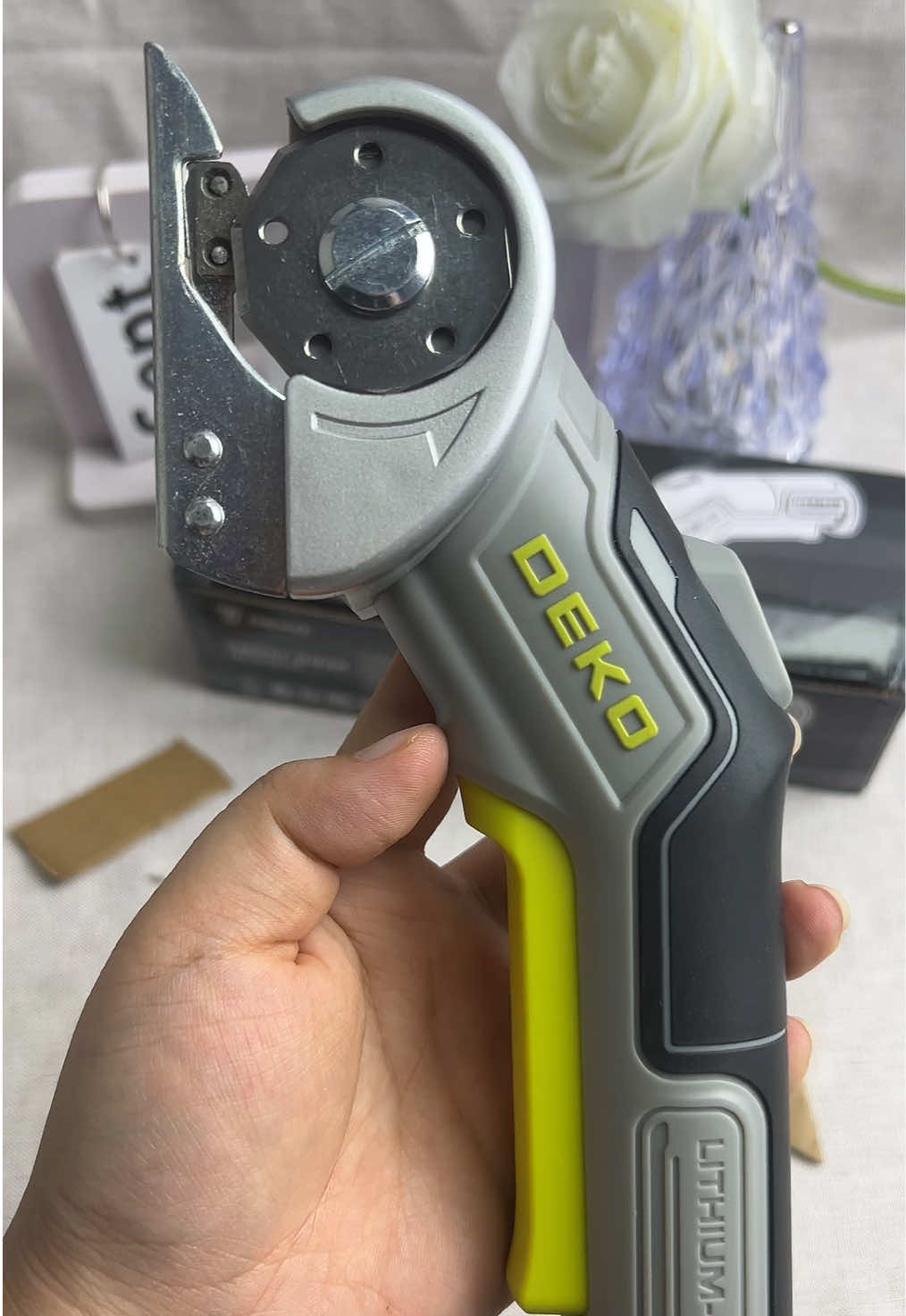 Cordless Electric Scissors Rechargeable Cardboard Cutter 😍#electricscissors #cardboardcutter #tiktokshopspringglowup #tiktokshopcreatorpicks 