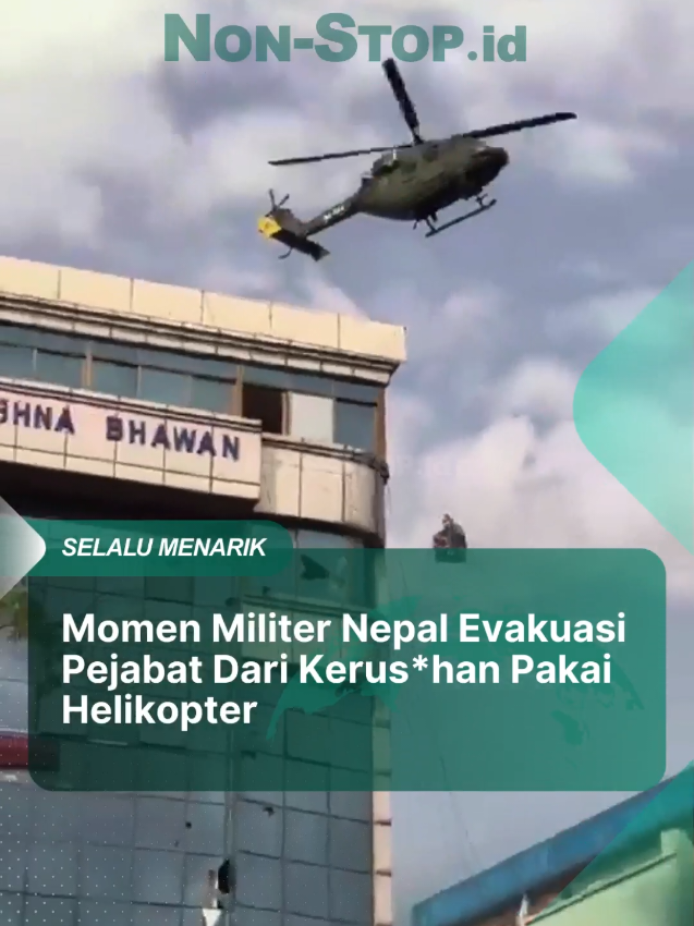 Gelombang protes di Nepal kian meman*s hingga memaksa aparat militer turun tangan mengevakuasi sejumlah pejabat menggunakan helikopter. Aksi penyelamatan itu dilakukan setelah massa demonstran melakukan pemb*k*ran terhadap kediaman mantan Perdana Menteri KP Sharma Oli, hanya sehari setelah dirinya resmi mundur dari jabatan pada Selasa, 9 September 2025. Menurut laporan Kathmandu Post, Rabu, 10 September 2025, para menteri yang dievakuasi dibawa keluar dari rumah dinas mereka di kawasan Bhaisepati. Situasi yang semakin tidak terkendali membuat jalur udara dipilih sebagai opsi tercepat dan teraman. Seorang pejabat senior keamanan mengungkapkan bahwa pasukan militer kini memperketat pengamanan di Gedung Parlemen. Beberapa pejabat lain juga dipindahkan ke barak militer untuk mendapatkan perlindungan ekstra. Sementara itu, Otoritas Penerbangan Sipil Nepal mengumumkan penutupan seluruh operasional bandara di tengah meluasnya aksi unjuk rasa. #nepal #demo #nepokid #militernepal #nonstopid
