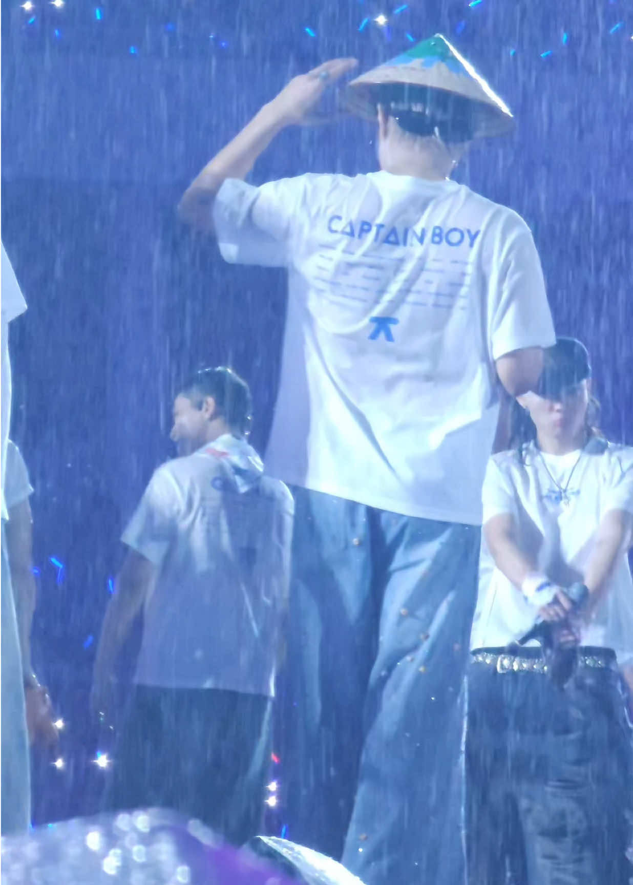 Tính ra thì HĐD khiến chị đứng dưới mưa hơi nhiều lần rồi đó =))))))))@CAPTAIN BOY #CAPTAINBOY #captainboybaytoiday #hoàngđứcduy #CapCut #atshconcertday6 