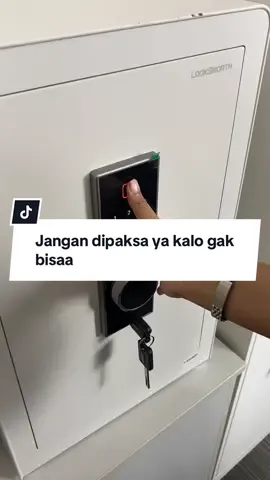 Brankas besi ini jangan kamu paksa yaaaa, karena kalau kamu paksa dan gabisa dibuka juga nanti dia menangis (alarm nya bunyi) 😭 #deliindonesia #alatkantor #officelife #brankasdigital #fyp 